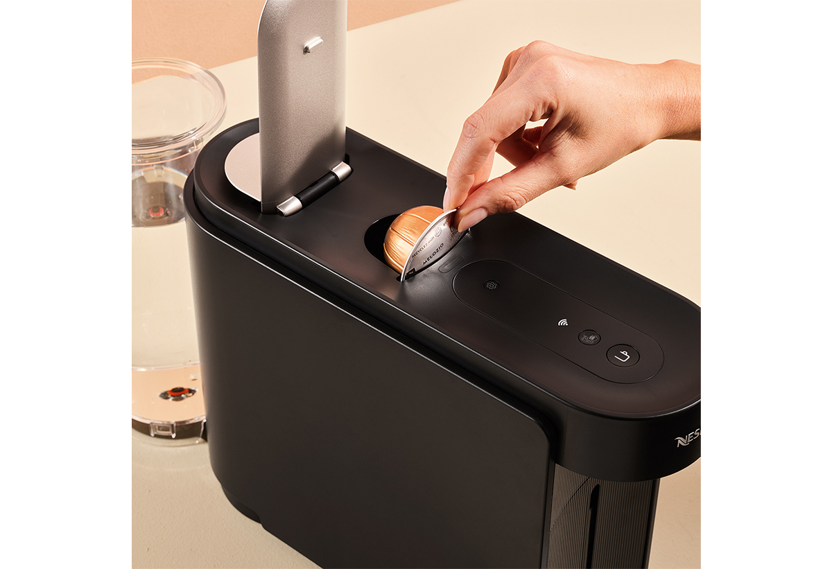 Απεικονίζεται η τοποθέτηση της κάψουλας.